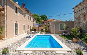 ein Swimmingpool im Hinterhof eines Hauses in der Unterkunft Villa Ena Istra in Marčana