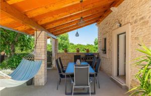 eine Terrasse mit einem blauen Tisch und Stühlen und einer Hängematte in der Unterkunft Villa Ena Istra in Marčana + 52 Fotos