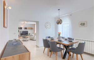 ein Esszimmer und ein Wohnzimmer mit Tisch und Stühlen in der Unterkunft Villa Ena Istra in Marčana