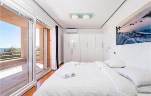 Posteľ alebo postele v izbe v ubytovaní 5 Bedroom Awesome Home In Pag