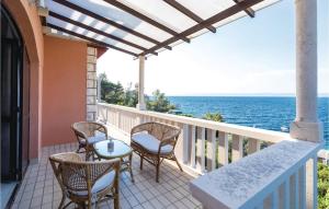 balcone con sedie, tavolo e vista sull'oceano di Gorgeous Home In Prigradica With Wifi a Prigradica