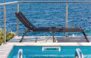 una panchina seduta sul bordo di una piscina di Gorgeous Home In Prigradica With Wifi a Prigradica