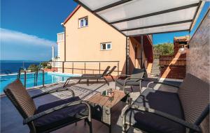 patio con sedie, tavolo e piscina di Gorgeous Home In Prigradica With Wifi a Prigradica Altre 38 foto