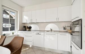 Kuchyň nebo kuchyňský kout v ubytování Three-Bedroom Apartment In Bogense