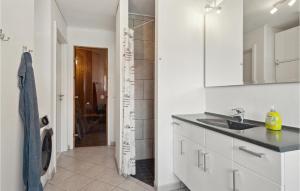 Kuchyň nebo kuchyňský kout v ubytování Three-Bedroom Apartment In Bogense