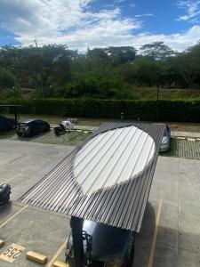 a metal car parked in a parking lot at Apartamento Completo Perfecto in Cartago +24 photos