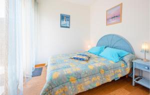 ロワイヤンにある1 Bedroom Awesome Apartment In Royanのベッドルーム1室(青い枕のベッド1台付) +8枚の写真