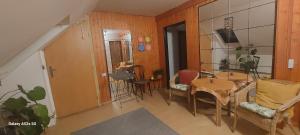 a living room with a table and chairs at Brno - apartmán v bohémské čtvrti Kamenka in Nový Lískovec