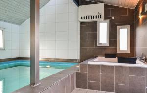 Havrvigにある4 Bedroom Gorgeous Home In Hvide Sandeのバスルーム(スイミングプール、シンク付)