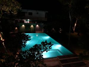 Bazén v ubytování Paradise Garden Beruwala nebo v jeho okolí