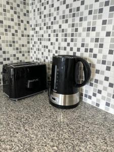 - Cafetera y tostadora en la encimera de la cocina en Departamento 66 - cochera opcional -, en La Plata 10 fotos más