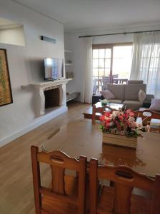 Una sala de estar con una mesa y sillas y un sofá. en EA bahía sur, en San Fernando 23 fotos más