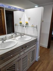 Un baño con dos lavabos y un espejo grande. en EA bahía sur, en San Fernando