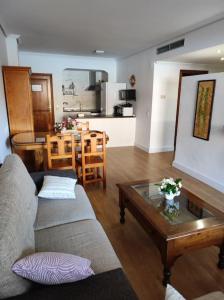 una sala de estar con un sofá y una mesa en EA bahía sur, en San Fernando