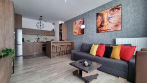 Kuchyň nebo kuchyňský kout v ubytování Q Apart Gold- 3 pokojowy klimatyzowany apartament przy Manufakturze z garażem Gratis, FV