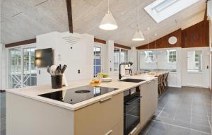 Η κουζίνα ή μικρή κουζίνα στο Beautiful Home In Blåvand With Sauna