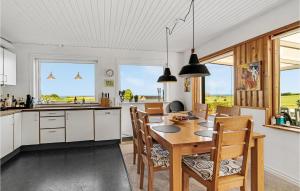 Η κουζίνα ή μικρή κουζίνα στο Lovely Home In Knebel With Wifi