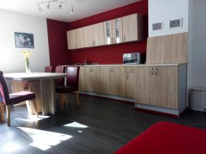 a room with a kitchen with a table and chairs at Ferienwohnung / Monteurzimmer Sibbesse in Sibbesse