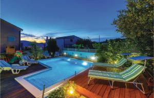 Bazén v ubytovaní Two-Bedroom Apartment With Sea View In Okrug Gornji alebo v jeho blízkosti