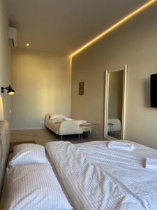 リヴィウにあるSweet Apartaments near Opera Houseのベッド2台とテーブルがあるホテルの部屋