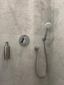 リヴィウにあるSweet Apartaments near Opera Houseの浴室のシャワーヘッド付きシャワー