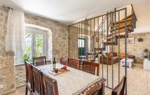 Ein Sitzbereich in der Unterkunft Awesome Home In Ploce With Jacuzzi