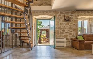 Ein Sitzbereich in der Unterkunft Awesome Home In Ploce With Jacuzzi