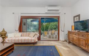 a living room with a couch and a television at Nice Apartment In Njivice With Wifi in Njivice