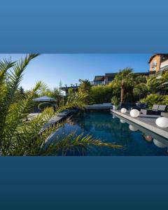 Bazén v ubytování Les Suites du Lac nebo v jeho okolí