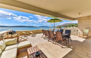 トロギールにあるAmazing Home In Trogir With Saunaのパティオ(椅子、テーブル、パラソル付) +38枚の写真