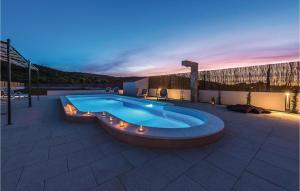 Bazén v ubytování Three-Bedroom Holiday Home In Sibenik nebo v jeho okolí