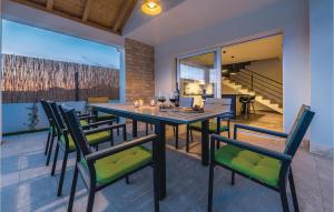 Balkón nebo terasa v ubytování Three-Bedroom Holiday Home In Sibenik