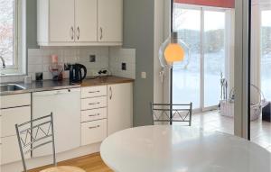 Η κουζίνα ή μικρή κουζίνα στο Lovely Home In Nybrostrand With Kitchen