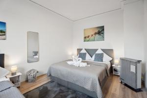 une chambre avec deux lits dans une pièce dans l'établissement Neue und helle 2 Zimmer Wohnung, nähe Veltins Arena, Home Office, kostenlose Parkplätze, à Gelsenkirchen