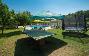 Bazén v ubytovaní Three-Bedroom Holiday Home In Buje alebo v jeho blízkosti