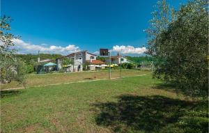 Vonkajšia záhrada v ubytovaní Three-Bedroom Holiday Home In Buje