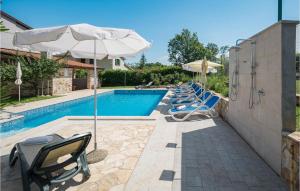 Bazén v ubytovaní Three-Bedroom Holiday Home In Buje alebo v jeho blízkosti
