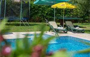 Bazén v ubytovaní Three-Bedroom Holiday Home In Buje alebo v jeho blízkosti