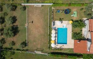 Bazén v ubytovaní Three-Bedroom Holiday Home In Buje alebo v jeho blízkosti