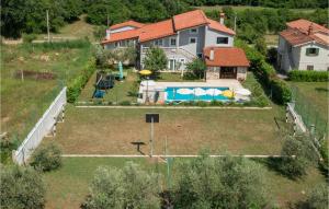 Bazén v ubytovaní Three-Bedroom Holiday Home In Buje alebo v jeho blízkosti