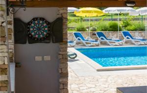 Bazén v ubytovaní Three-Bedroom Holiday Home In Buje alebo v jeho blízkosti