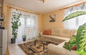 Posedenie v ubytovaní Three-Bedroom Holiday Home In Buje