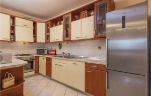 Kuchyňa alebo kuchynka v ubytovaní Three-Bedroom Holiday Home In Buje