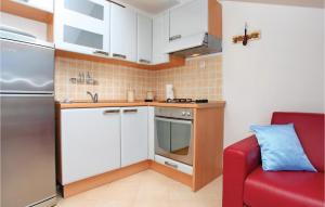 Kuchyňa alebo kuchynka v ubytovaní Apartment Prigradica O-525