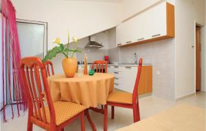 Kuchyňa alebo kuchynka v ubytovaní Apartment Prigradica O-525