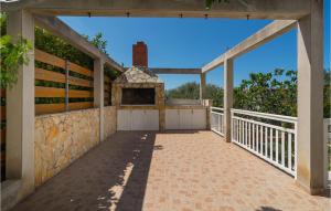 Μπαλκόνι ή βεράντα στο 3 Bedroom Nice Apartment In Milna +11 φωτογραφίες