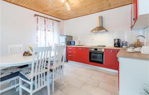 Kuchyňa alebo kuchynka v ubytovaní 3 Bedroom Stunning Apartment In Skradin
