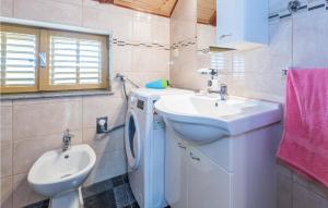 Kúpeľňa v ubytovaní 3 Bedroom Stunning Apartment In Skradin