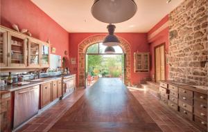 Η κουζίνα ή μικρή κουζίνα στο Lovely Home In Thizy-Les-Bourgs