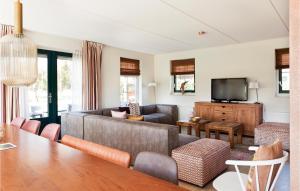 Televisyen dan/atau pusat hiburan di Beautiful Home In Vlagtwedde With Sauna